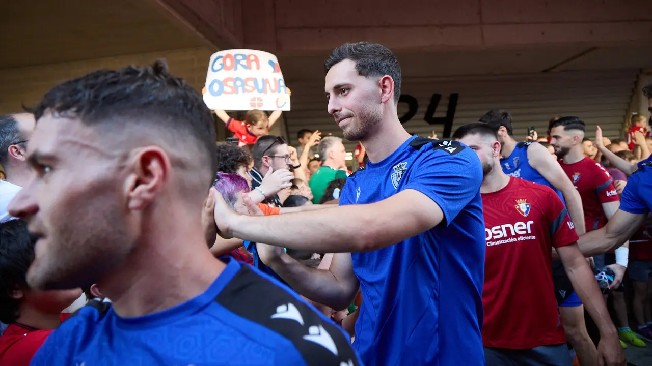 Entrenamiento de Osasuna a puerta abierta en El Sadar para recibir el apoyo de la afici&oacute;n y preparar el decisivo partido para la permanencia en La Liga EA Sport en Getafe. I&Ntilde;IGO ALZUGARAY