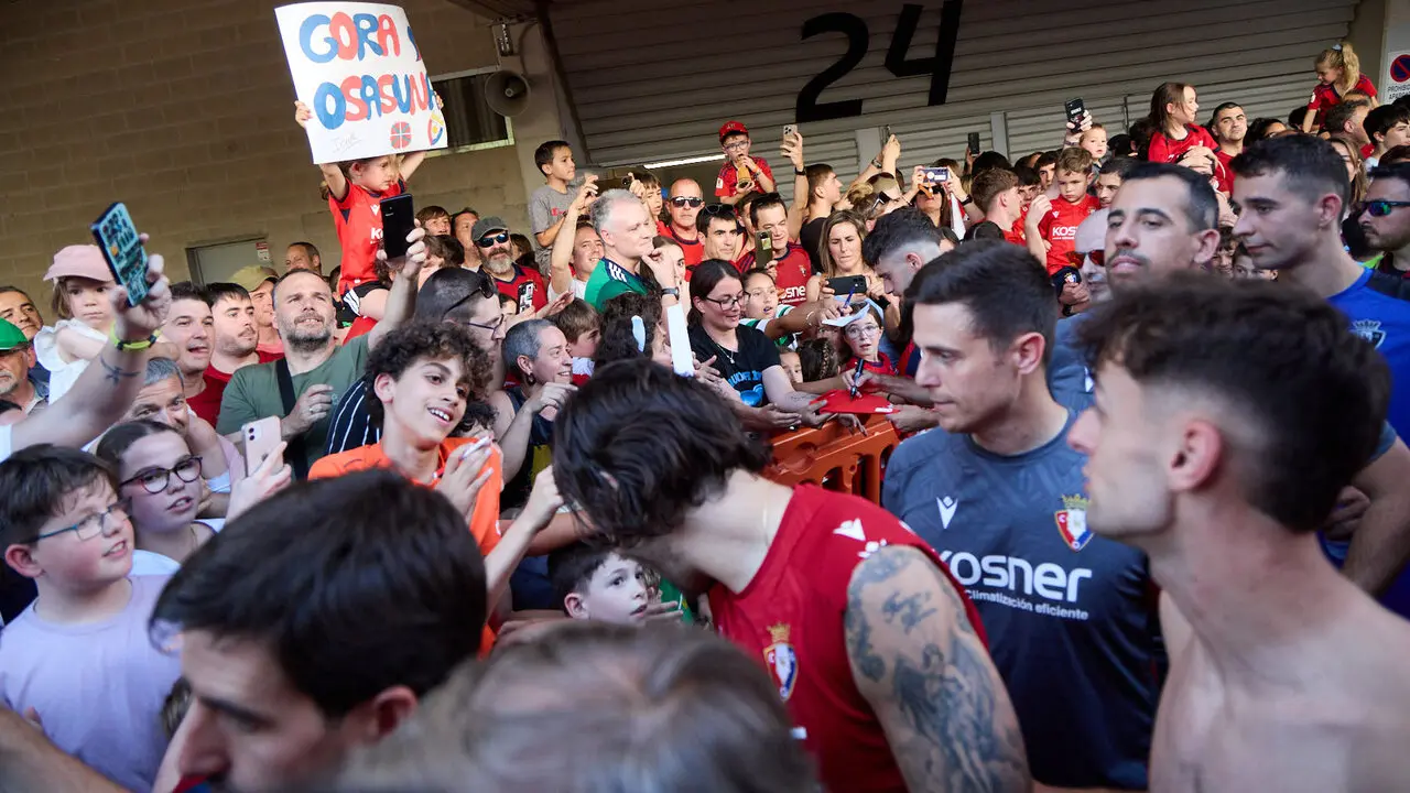 Entrenamiento de Osasuna a puerta abierta en El Sadar para recibir el apoyo de la afici&oacute;n y preparar el decisivo partido para la permanencia en La Liga EA Sport en Getafe. I&Ntilde;IGO ALZUGARAY