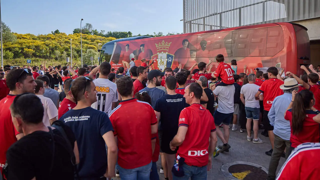 Entrenamiento de Osasuna a puerta abierta en El Sadar para recibir el apoyo de la afici&oacute;n y preparar el decisivo partido para la permanencia en La Liga EA Sport en Getafe. I&Ntilde;IGO ALZUGARAY