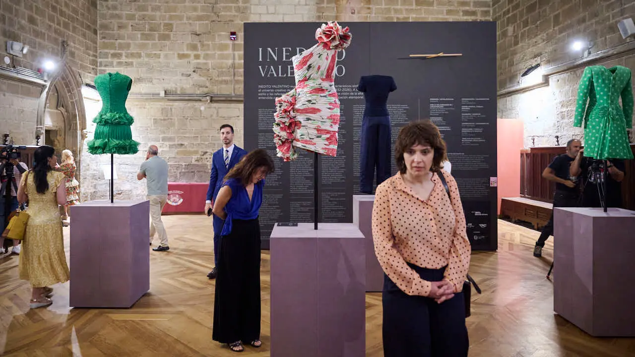 Presentaci&oacute;n a los medios de la exposici&oacute;n 'In&eacute;dito Valentino', que presentar&aacute;, por vez primera, grandes obras de alta costura, nunca antes expuestas, del dise&ntilde;ador, recientemente fallecido, Valentino Garavani. PABLO LASAOSA