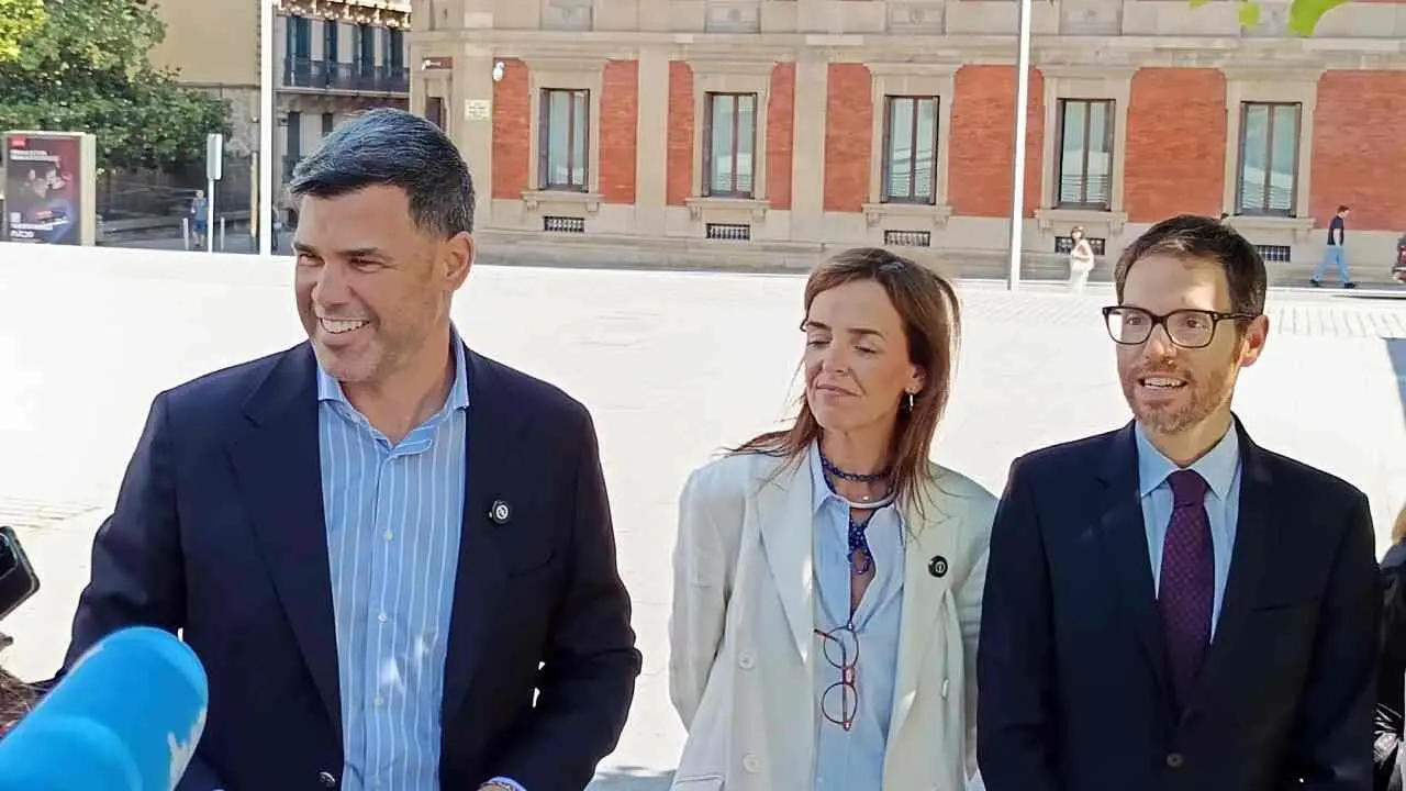 Javier Garc&iacute;a junto a Carmen F&uacute;nez y Sergio Sayas. NAVARRA.COM