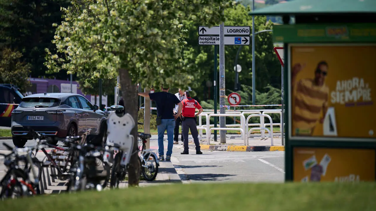 Polic&iacute;a Nacional, Polic&iacute;a Foral y Polic&iacute;a Municipal intervienen ante un objeto sospechoso encontrado en la Aven&iacute;da Pio XII de Pamplona. PABLO LASAOSA
