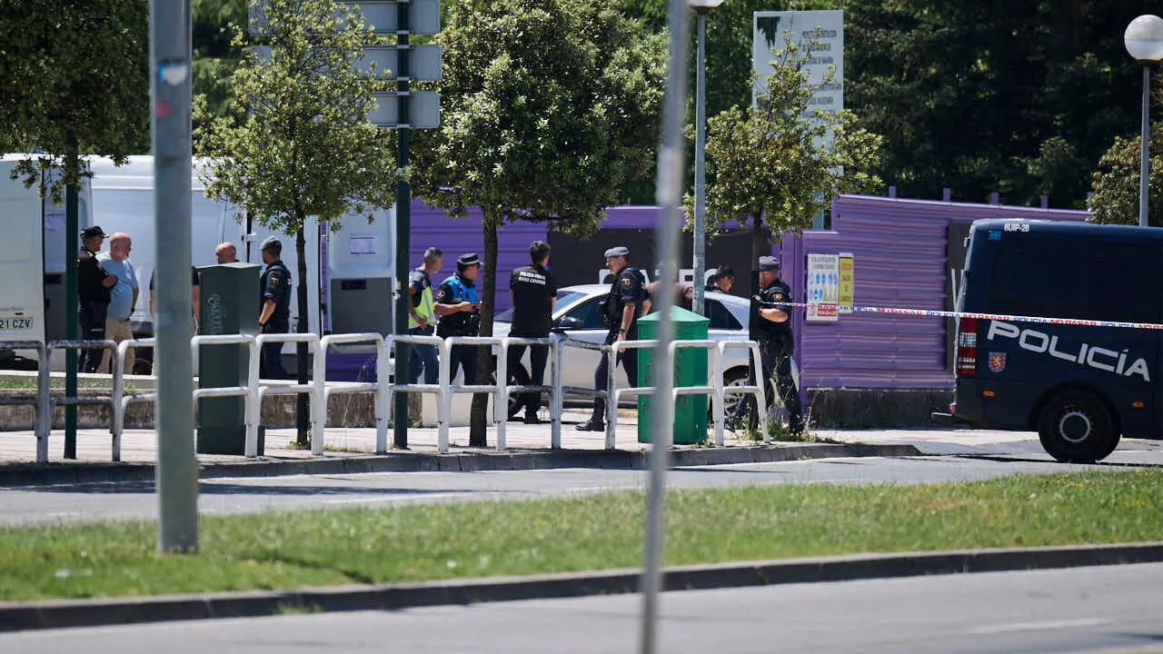 Polic&iacute;a Nacional, Polic&iacute;a Foral y Polic&iacute;a Municipal intervienen ante un objeto sospechoso encontrado en la Aven&iacute;da Pio XII de Pamplona. PABLO LASAOSA