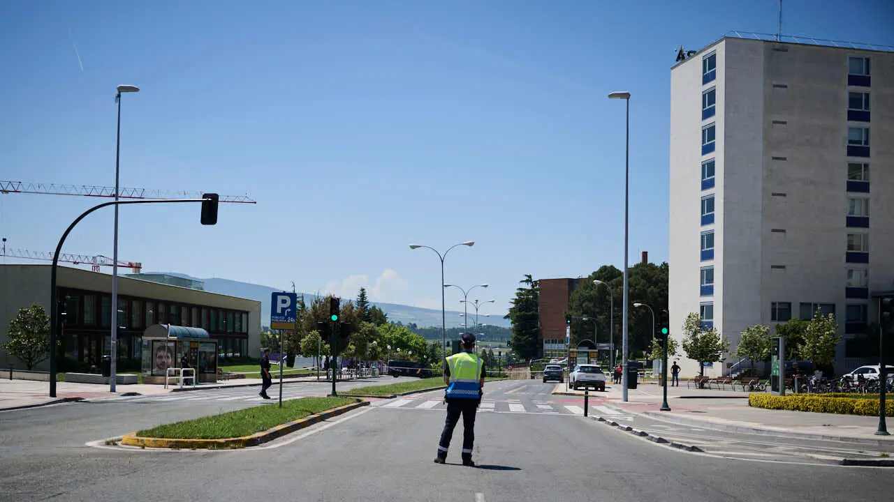 Polic&iacute;a Nacional, Polic&iacute;a Foral y Polic&iacute;a Municipal intervienen ante un objeto sospechoso encontrado en la Aven&iacute;da Pio XII de Pamplona. PABLO LASAOSA