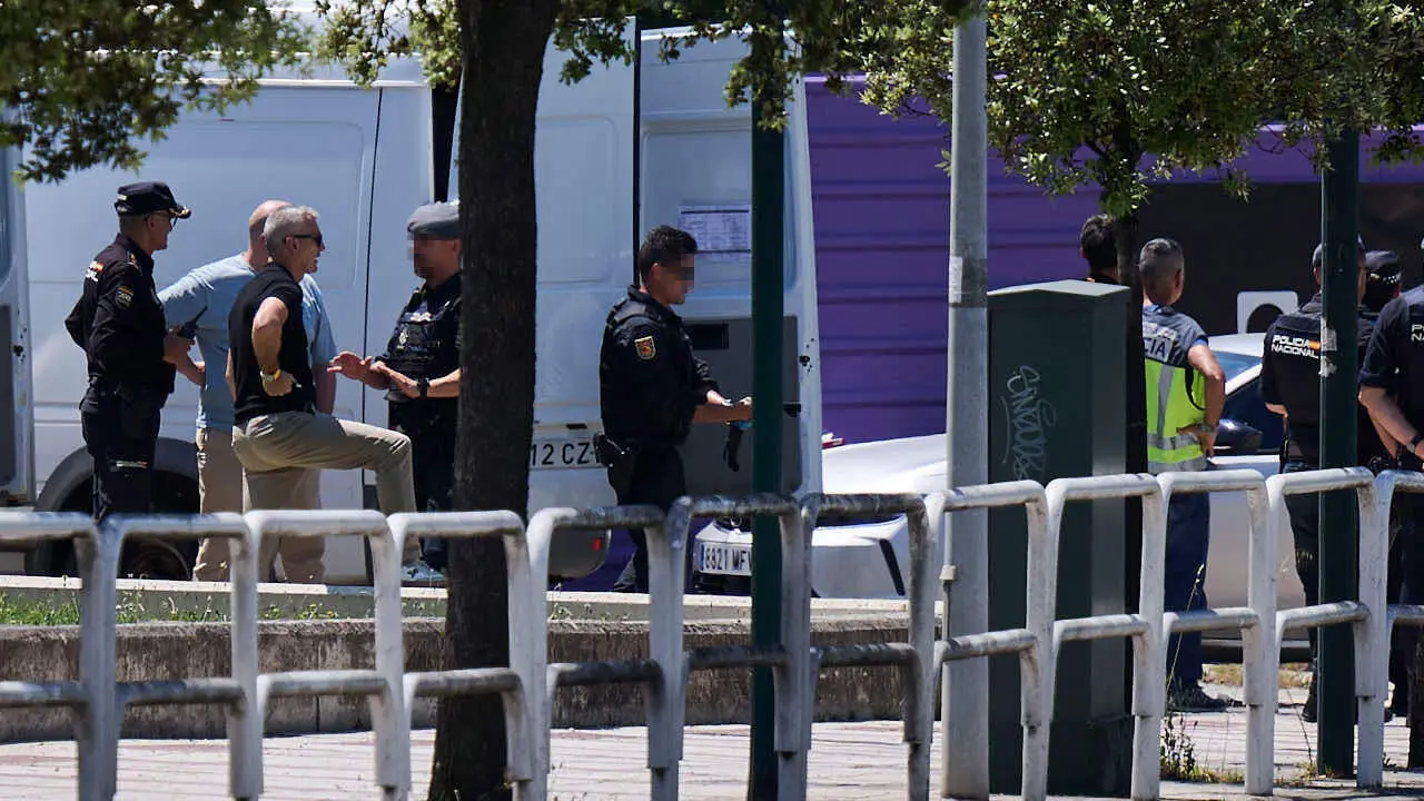 Polic&iacute;a Nacional, Polic&iacute;a Foral y Polic&iacute;a Municipal intervienen ante un objeto sospechoso encontrado en la Aven&iacute;da Pio XII de Pamplona. PABLO LASAOSA