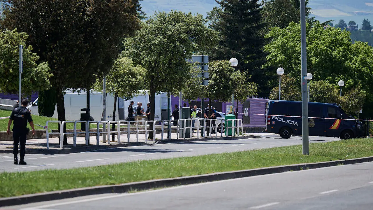 Polic&iacute;a Nacional, Polic&iacute;a Foral y Polic&iacute;a Municipal intervienen ante un objeto sospechoso encontrado en la Aven&iacute;da Pio XII de Pamplona. PABLO LASAOSA