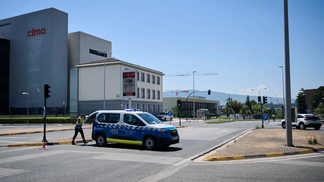 Polic&iacute;a Nacional, Polic&iacute;a Foral y Polic&iacute;a Municipal intervienen ante un objeto sospechoso encontrado en la Aven&iacute;da Pio XII de Pamplona. PABLO LASAOSA