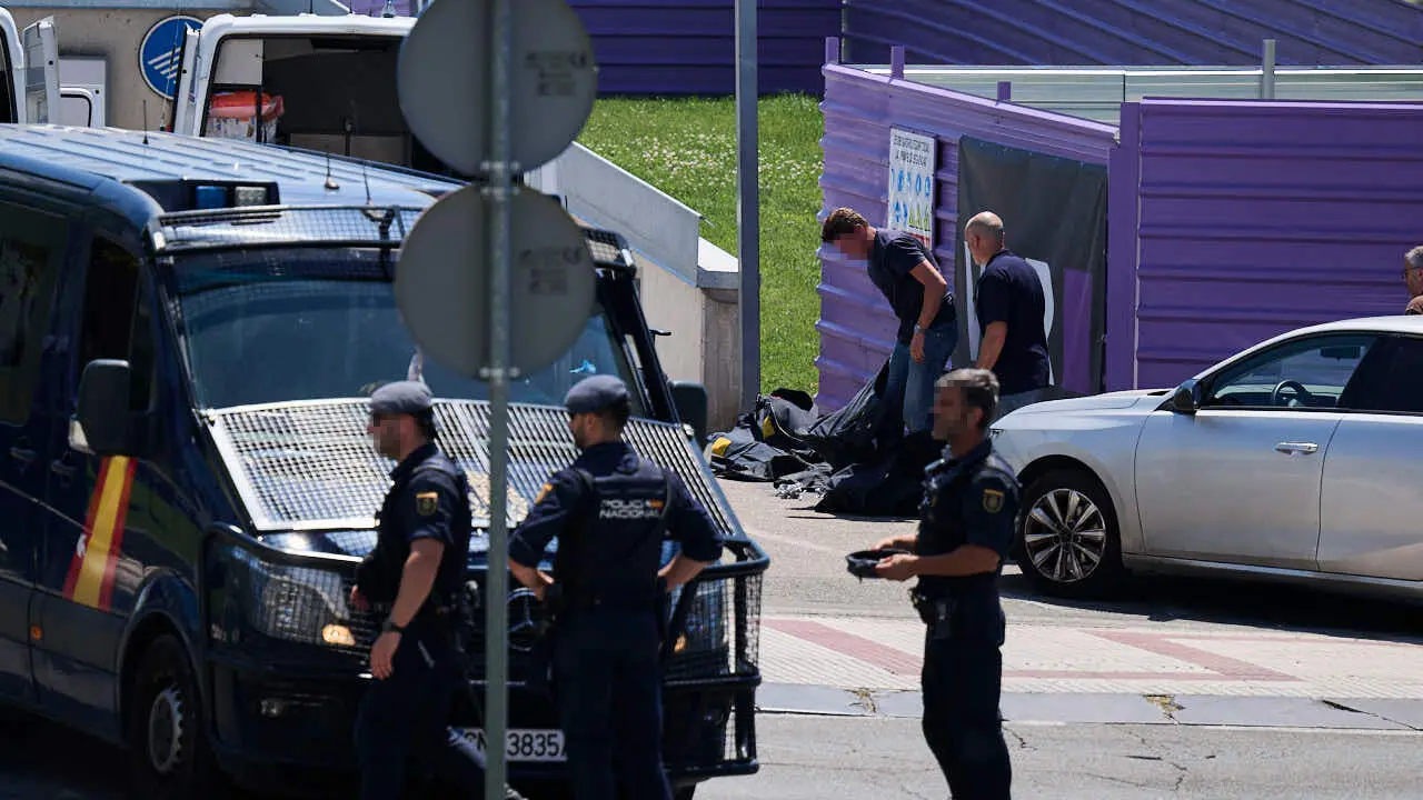 Polic&iacute;a Nacional, Polic&iacute;a Foral y Polic&iacute;a Municipal intervienen ante un objeto sospechoso encontrado en la Aven&iacute;da Pio XII de Pamplona. PABLO LASAOSA