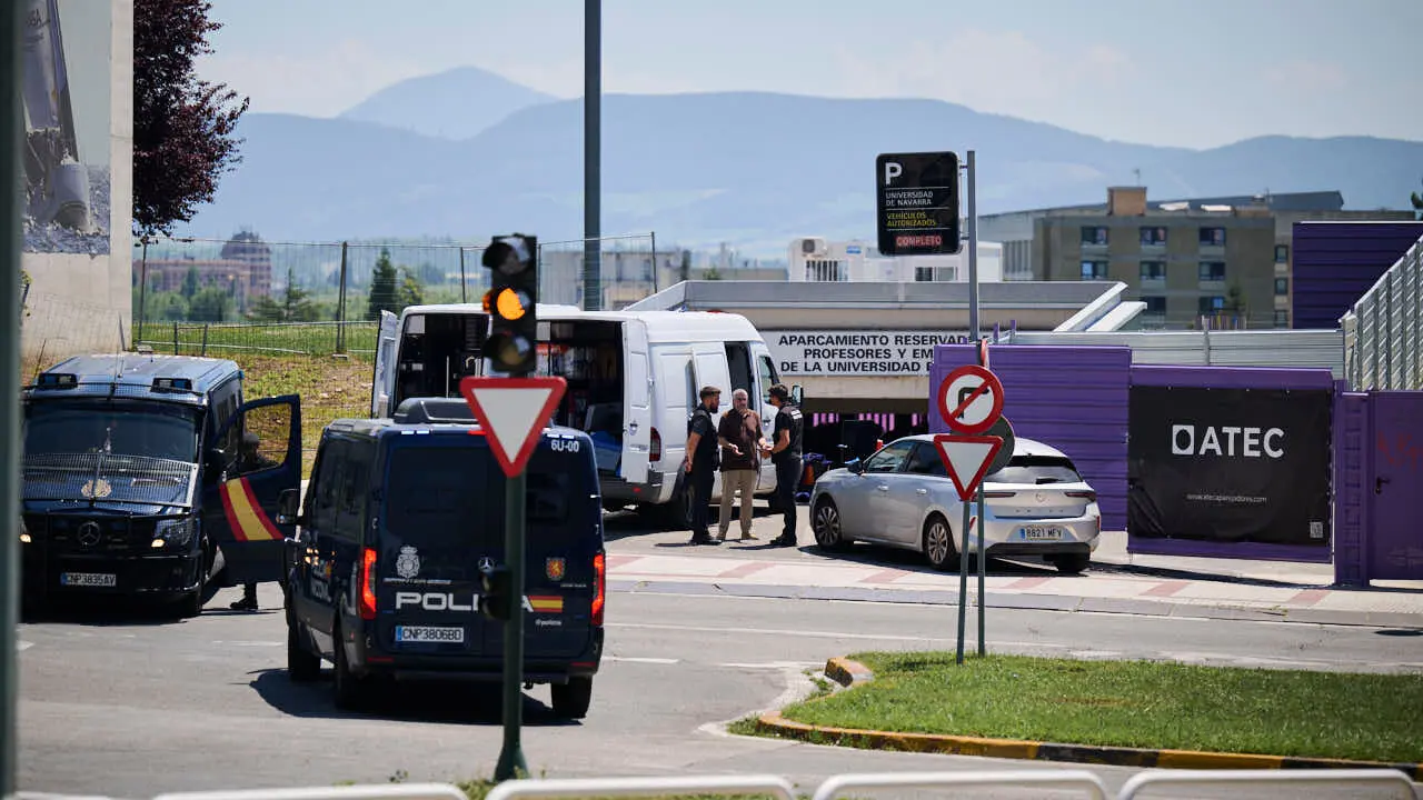 Polic&iacute;a Nacional, Polic&iacute;a Foral y Polic&iacute;a Municipal intervienen ante un objeto sospechoso encontrado en la Aven&iacute;da Pio XII de Pamplona. PABLO LASAOSA