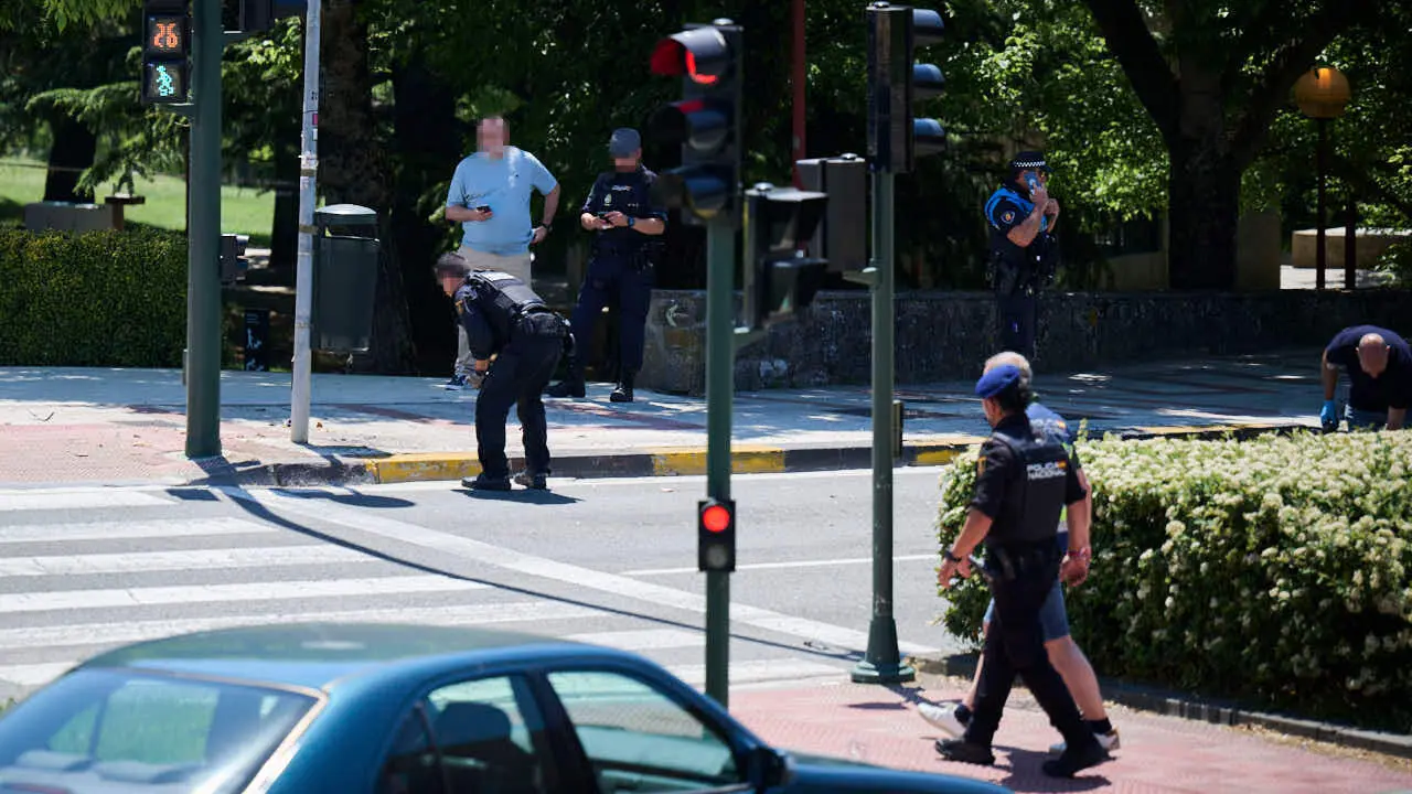 Polic&iacute;a Nacional, Polic&iacute;a Foral y Polic&iacute;a Municipal intervienen ante un objeto sospechoso encontrado en la Aven&iacute;da Pio XII de Pamplona. PABLO LASAOSA