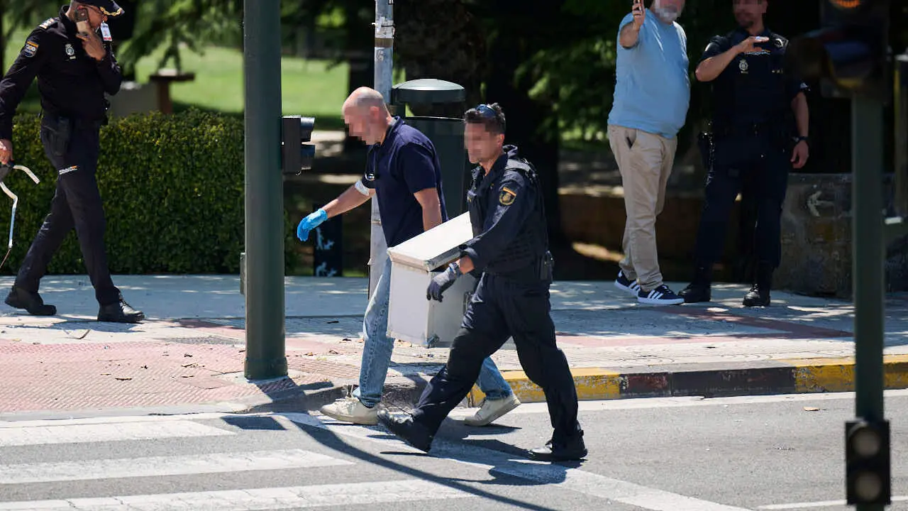 Polic&iacute;a Nacional, Polic&iacute;a Foral y Polic&iacute;a Municipal intervienen ante un objeto sospechoso encontrado en la Aven&iacute;da Pio XII de Pamplona. PABLO LASAOSA