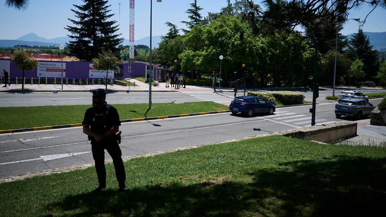 Polic&iacute;a Nacional, Polic&iacute;a Foral y Polic&iacute;a Municipal intervienen ante un objeto sospechoso encontrado en la Aven&iacute;da Pio XII de Pamplona. PABLO LASAOSA