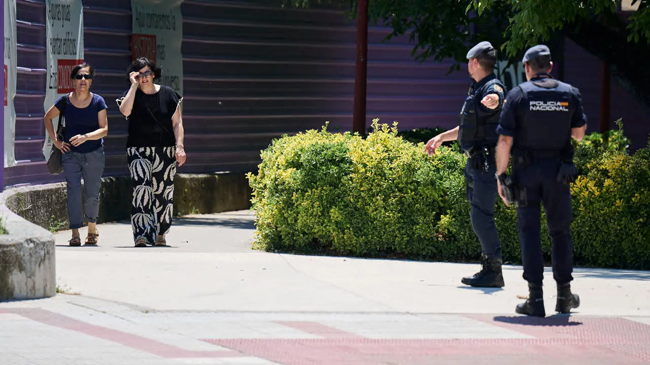 Polic&iacute;a Nacional, Polic&iacute;a Foral y Polic&iacute;a Municipal intervienen ante un objeto sospechoso encontrado en la Aven&iacute;da Pio XII de Pamplona. PABLO LASAOSA