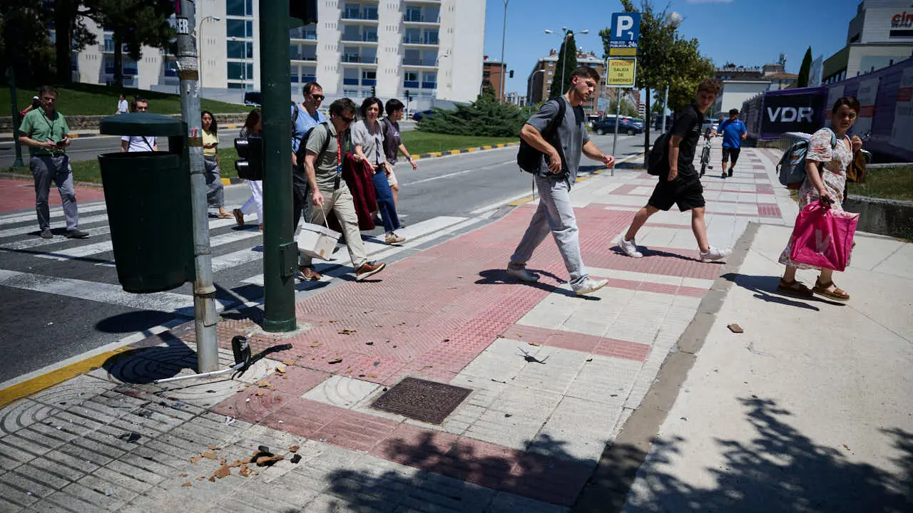 Polic&iacute;a Nacional, Polic&iacute;a Foral y Polic&iacute;a Municipal intervienen ante un objeto sospechoso encontrado en la Aven&iacute;da Pio XII de Pamplona. PABLO LASAOSA