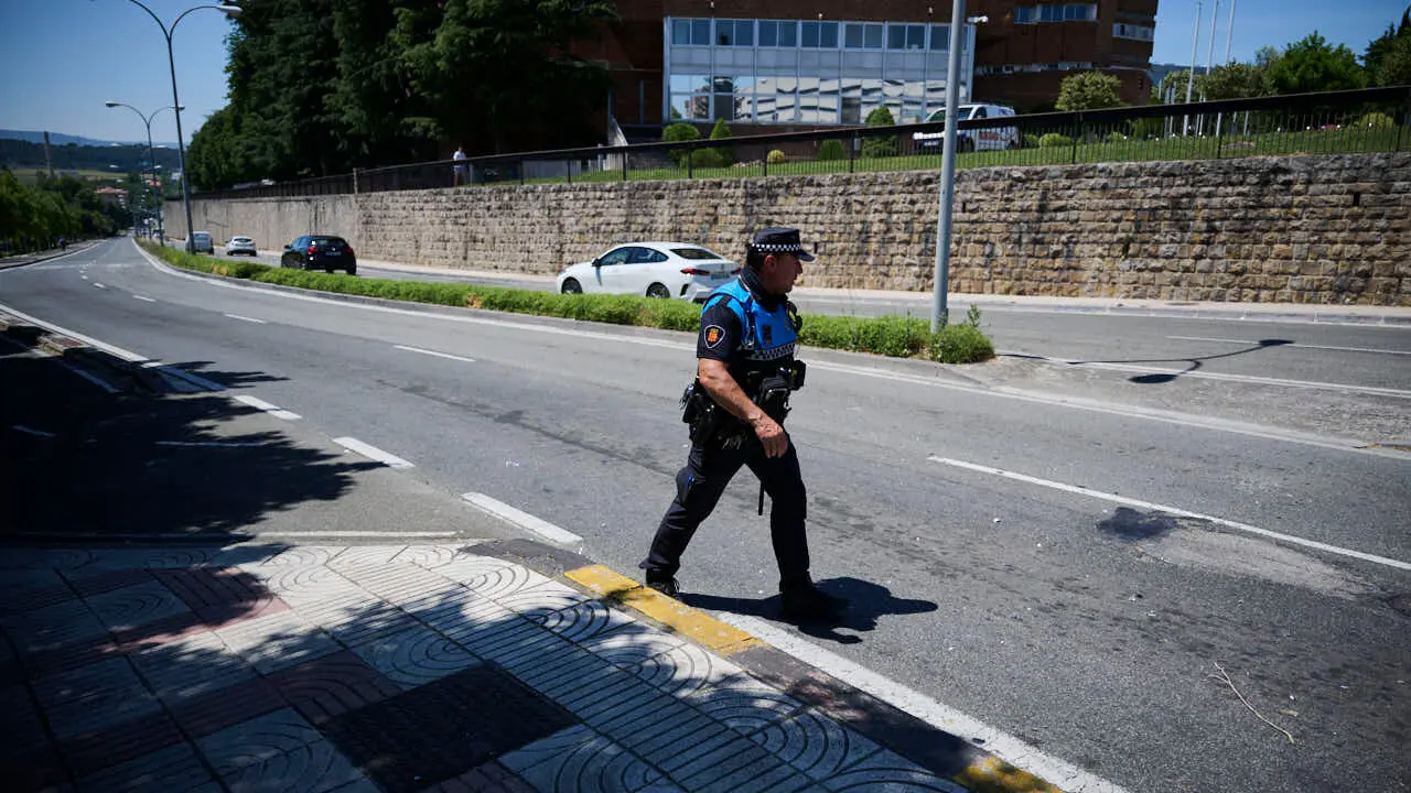 Polic&iacute;a Nacional, Polic&iacute;a Foral y Polic&iacute;a Municipal intervienen ante un objeto sospechoso encontrado en la Aven&iacute;da Pio XII de Pamplona. PABLO LASAOSA