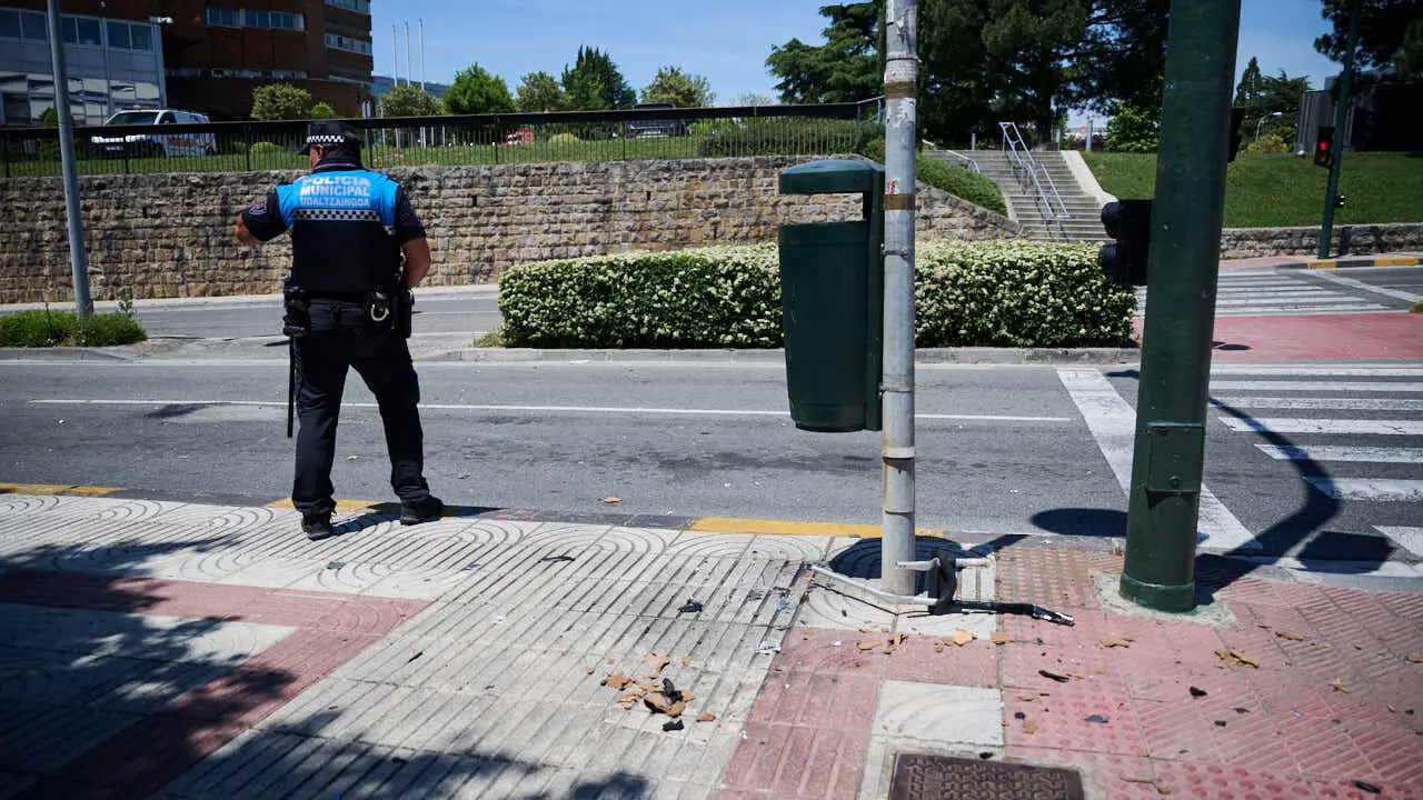 Polic&iacute;a Nacional, Polic&iacute;a Foral y Polic&iacute;a Municipal intervienen ante un objeto sospechoso encontrado en la Aven&iacute;da Pio XII de Pamplona. PABLO LASAOSA