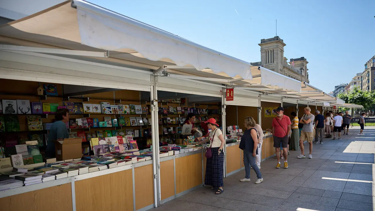 VI Feria del Libro de Navarra en la Plaza del Castillo de Pamplona. I&Ntilde;IGO ALZUGARAY