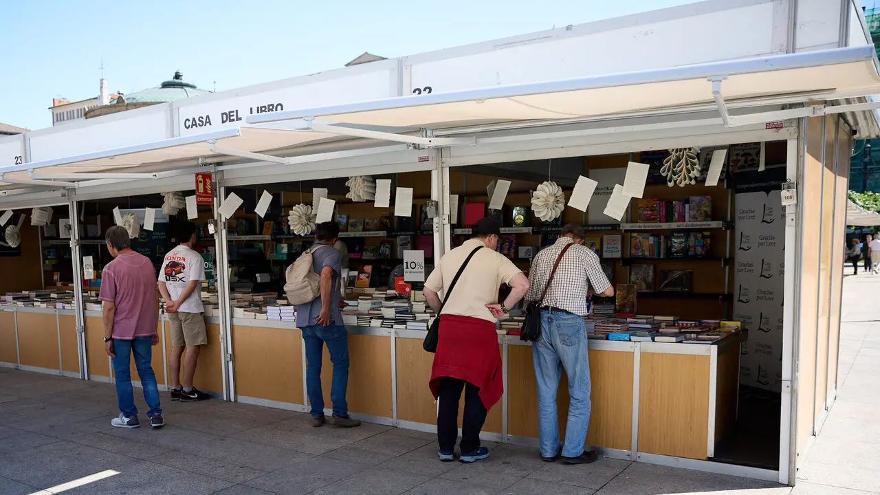 VI Feria del Libro de Navarra en la Plaza del Castillo de Pamplona. I&Ntilde;IGO ALZUGARAY