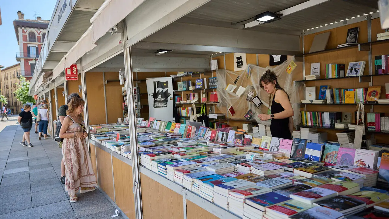 VI Feria del Libro de Navarra en la Plaza del Castillo de Pamplona. I&Ntilde;IGO ALZUGARAY