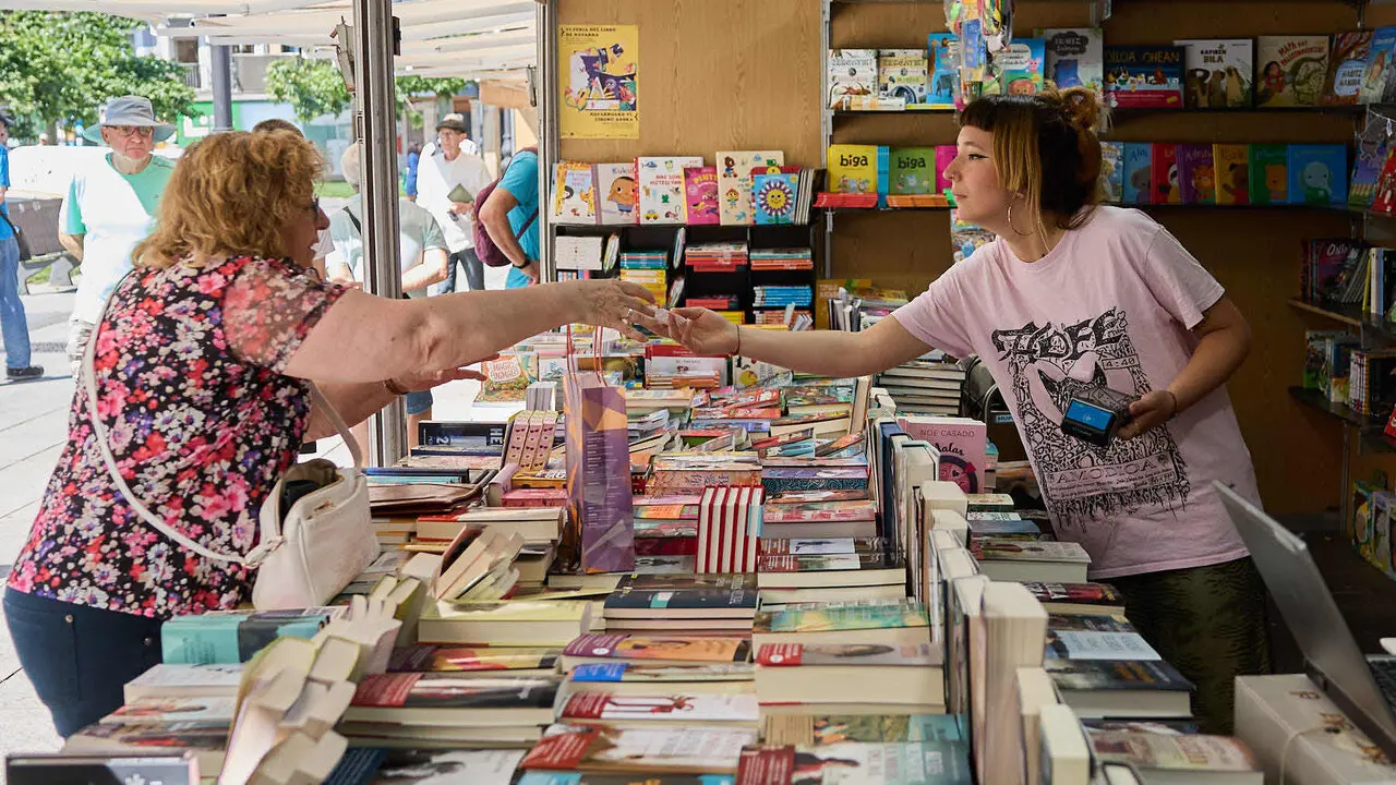 VI Feria del Libro de Navarra en la Plaza del Castillo de Pamplona. I&Ntilde;IGO ALZUGARAY