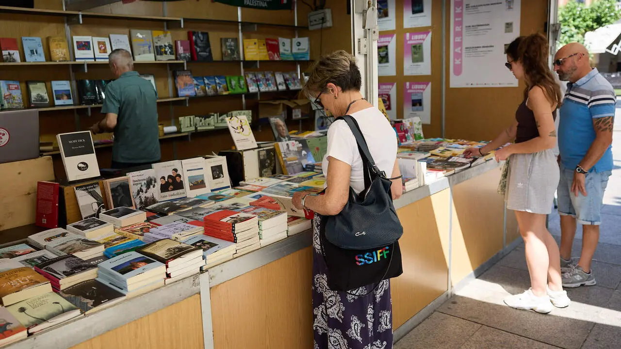 VI Feria del Libro de Navarra en la Plaza del Castillo de Pamplona. I&Ntilde;IGO ALZUGARAY