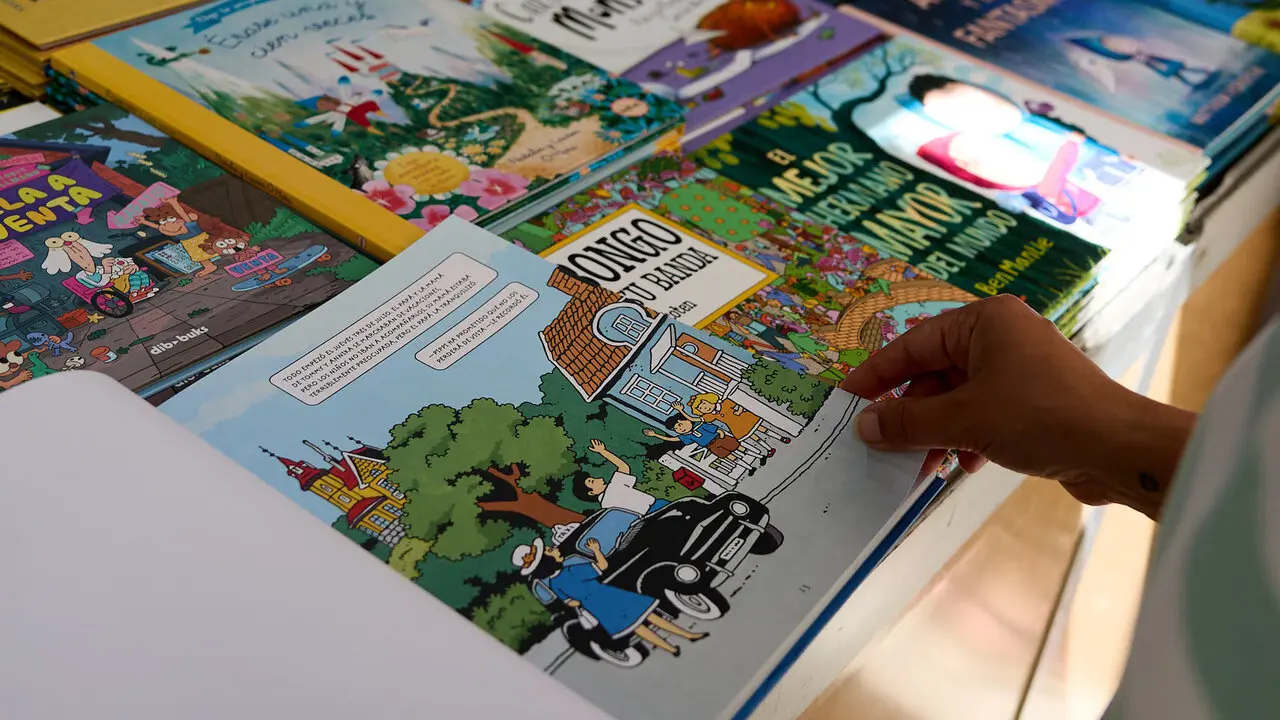 VI Feria del Libro de Navarra en la Plaza del Castillo de Pamplona. I&Ntilde;IGO ALZUGARAY