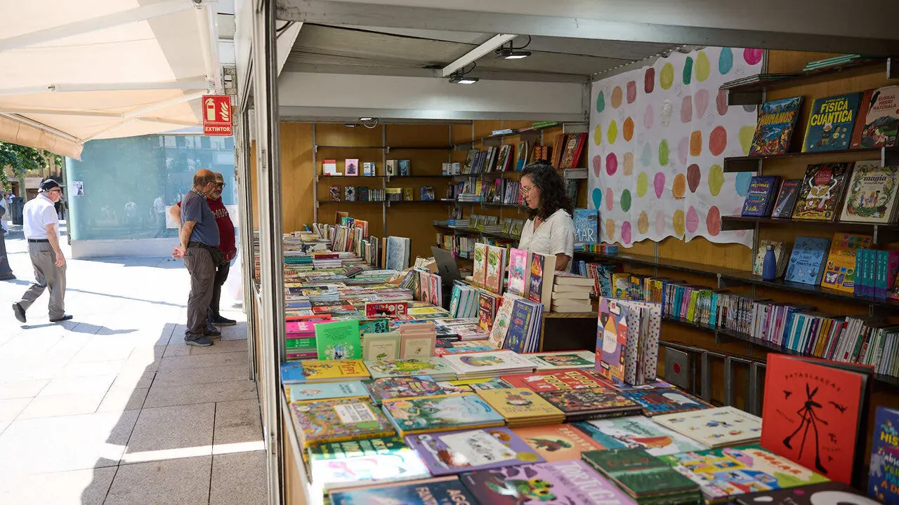 VI Feria del Libro de Navarra en la Plaza del Castillo de Pamplona. I&Ntilde;IGO ALZUGARAY