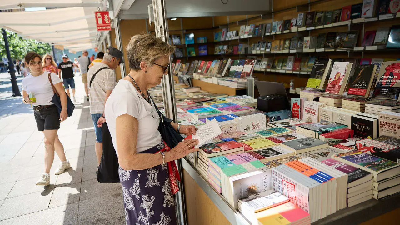VI Feria del Libro de Navarra en la Plaza del Castillo de Pamplona. I&Ntilde;IGO ALZUGARAY