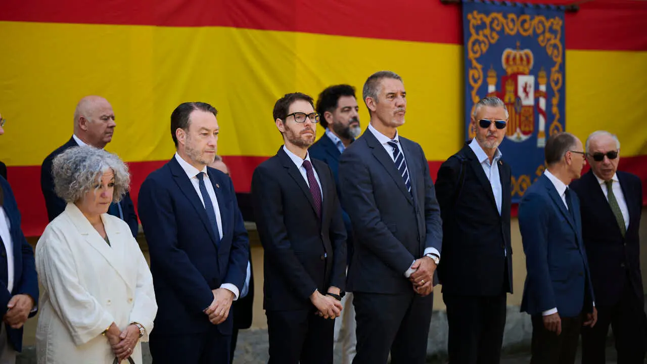 Acto Institucional del &ldquo;D&iacute;a de la Delegaci&oacute;n de Defensa en la Comunidad Foral de Navarra&rdquo;, en el que se reconoce a la Federaci&oacute;n de Casas Regionales en Navarra como al Jefe Superior de Polic&iacute;a Nacional de Navarra. PABLO LASAOSA