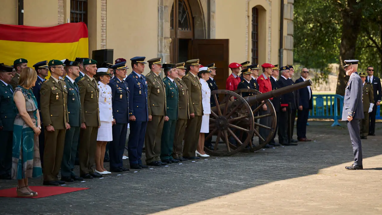 Acto Institucional del &ldquo;D&iacute;a de la Delegaci&oacute;n de Defensa en la Comunidad Foral de Navarra&rdquo;, en el que se reconoce a la Federaci&oacute;n de Casas Regionales en Navarra como al Jefe Superior de Polic&iacute;a Nacional de Navarra. PABLO LASAOSA