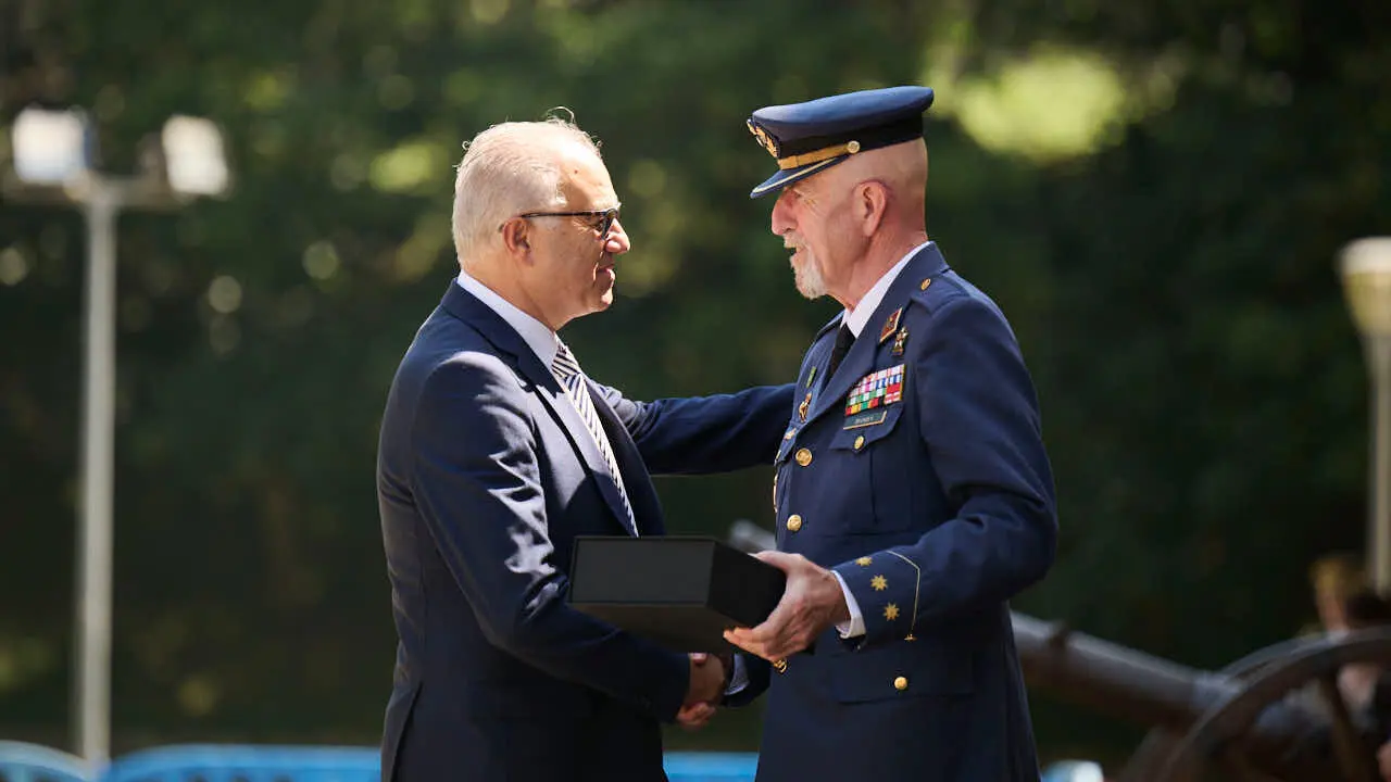 Acto Institucional del &ldquo;D&iacute;a de la Delegaci&oacute;n de Defensa en la Comunidad Foral de Navarra&rdquo;, en el que se reconoce a la Federaci&oacute;n de Casas Regionales en Navarra como al Jefe Superior de Polic&iacute;a Nacional de Navarra. PABLO LASAOSA