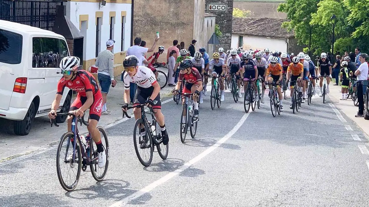 Murieta celebra la fiesta del mayo con carrera ciclista, aperitivo y m&uacute;sica en el front&oacute;n. Navarra.com