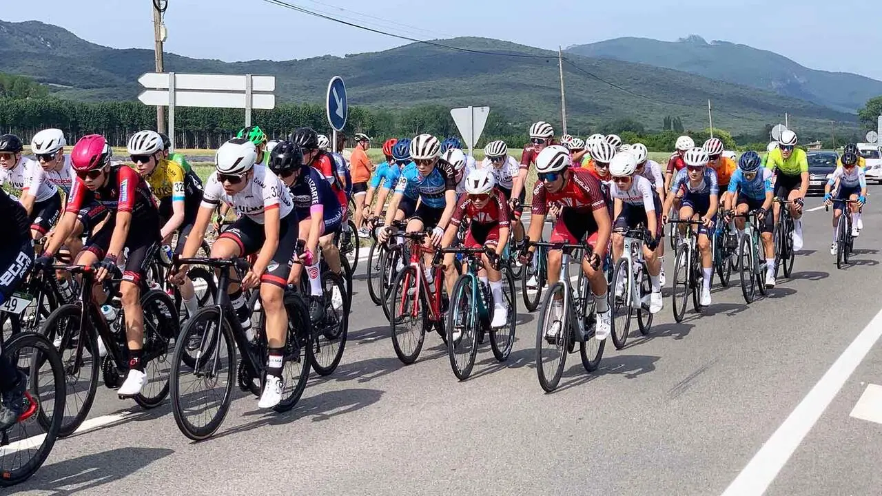 Murieta celebra la fiesta del mayo con carrera ciclista, aperitivo y m&uacute;sica en el front&oacute;n. Navarra.com