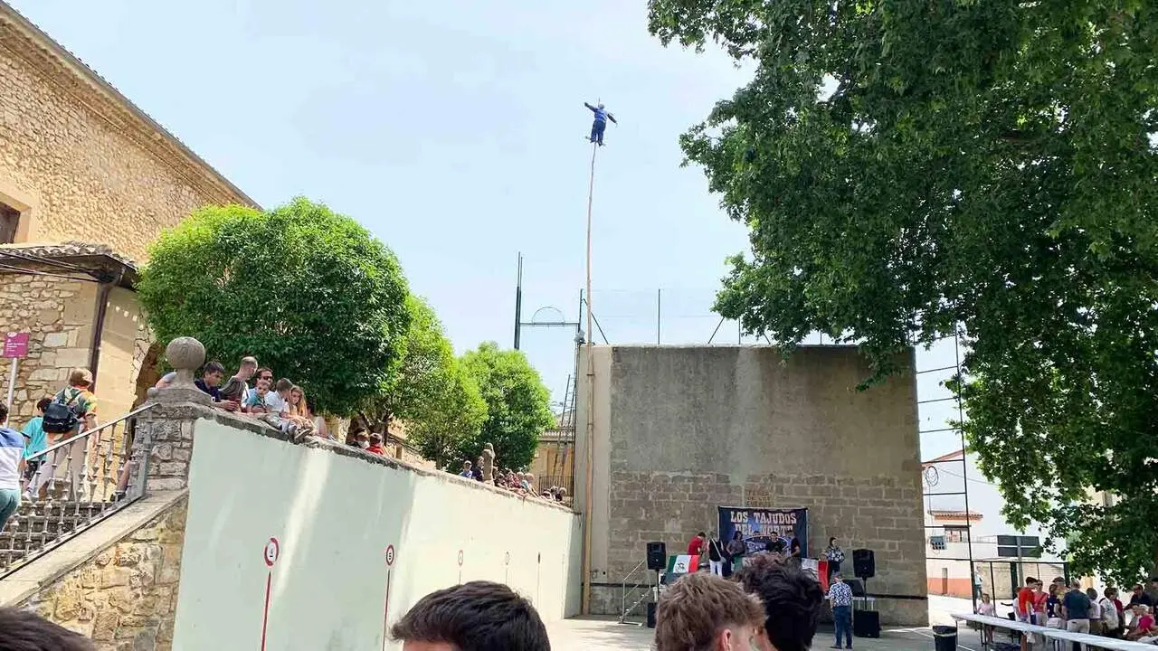 Murieta celebra la fiesta del mayo con carrera ciclista, aperitivo y m&uacute;sica en el front&oacute;n. Navarra.com