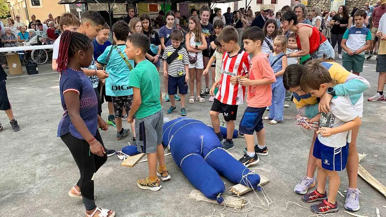 Murieta celebra la fiesta del mayo con carrera ciclista, aperitivo y m&uacute;sica en el front&oacute;n. Navarra.com