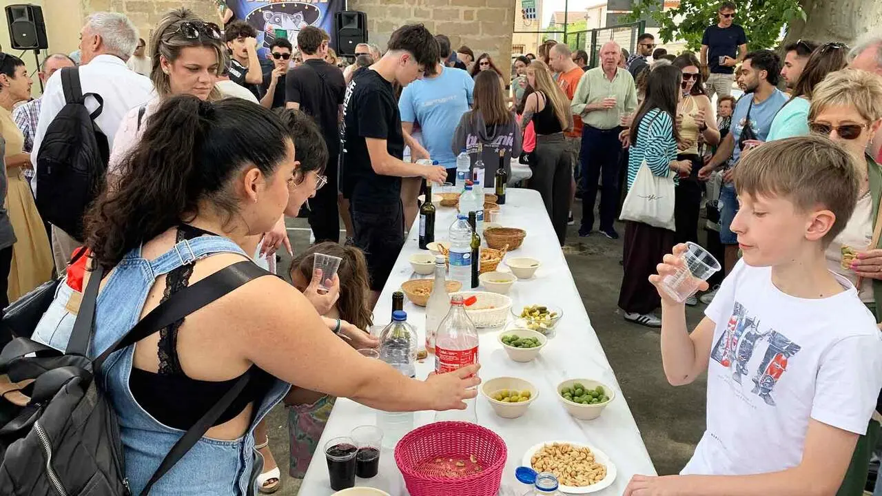 Murieta celebra la fiesta del mayo con carrera ciclista, aperitivo y m&uacute;sica en el front&oacute;n. Navarra.com