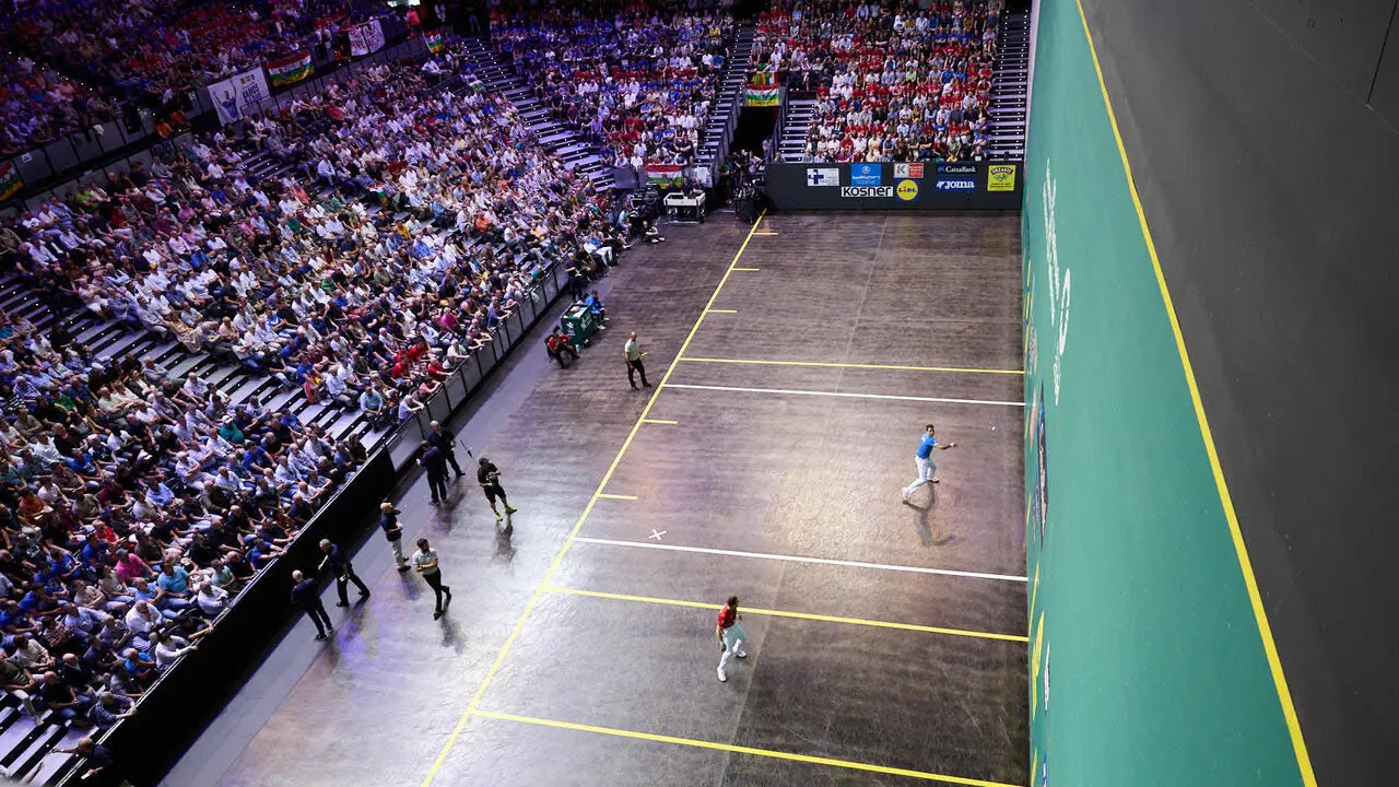 Final del Campeonato Manomanista de pelota vasca entre I&ntilde;aki Artola y Dar&iacute;o G&oacute;mez disputada en el pabell&oacute;n Navarra Arena de Pamplona. I&Ntilde;IGO ALZUGARAY