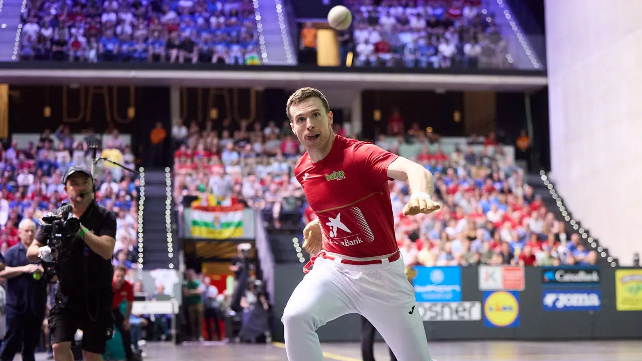 Final del Campeonato Manomanista de pelota vasca entre I&ntilde;aki Artola y Dar&iacute;o G&oacute;mez disputada en el pabell&oacute;n Navarra Arena de Pamplona. I&Ntilde;IGO ALZUGARAY
