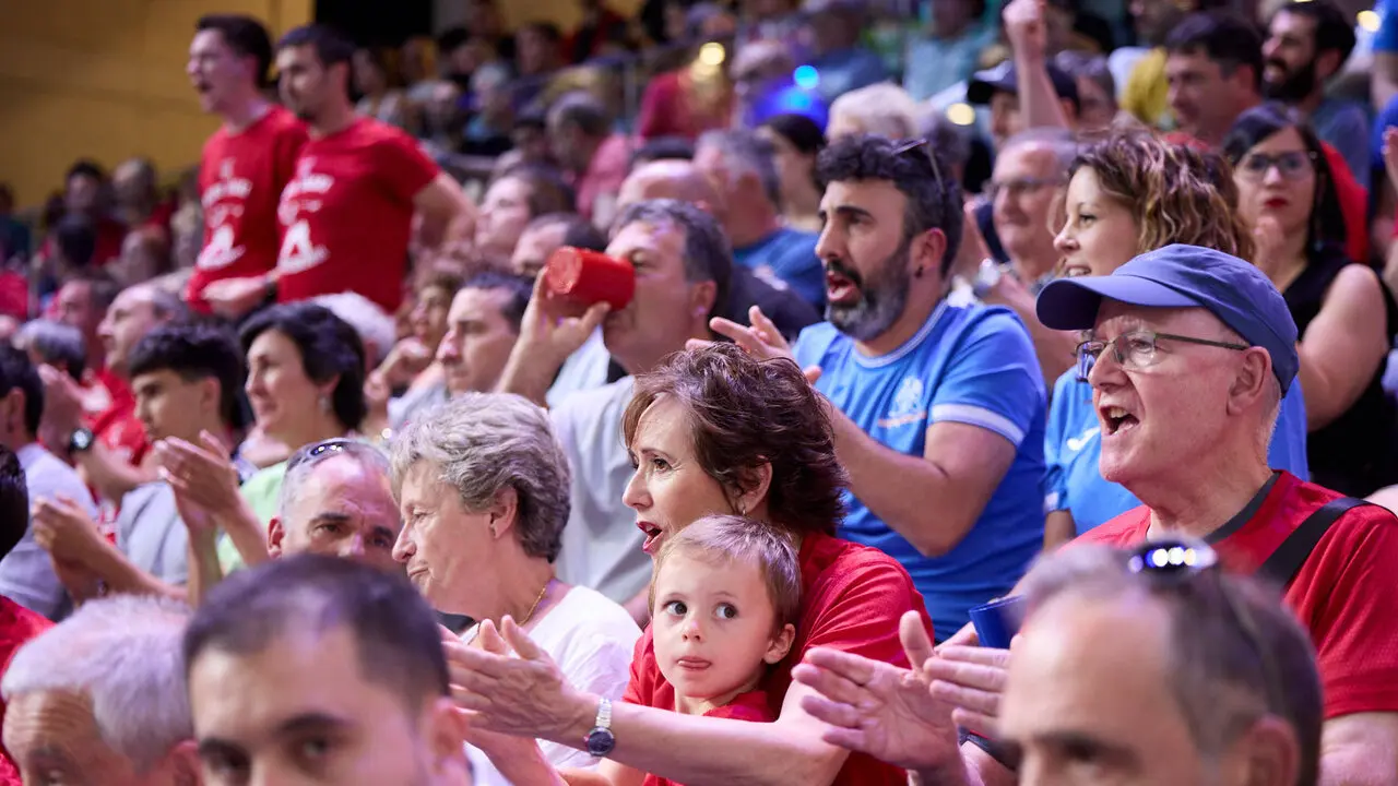 Las gradas del pabell&oacute;n Navarra Arena de Pamplona durante la Final del Campeonato Manomanista de pelota vasca entre I&ntilde;aki Artola y Dar&iacute;o G&oacute;mez. I&Ntilde;IGO ALZUGARAY
