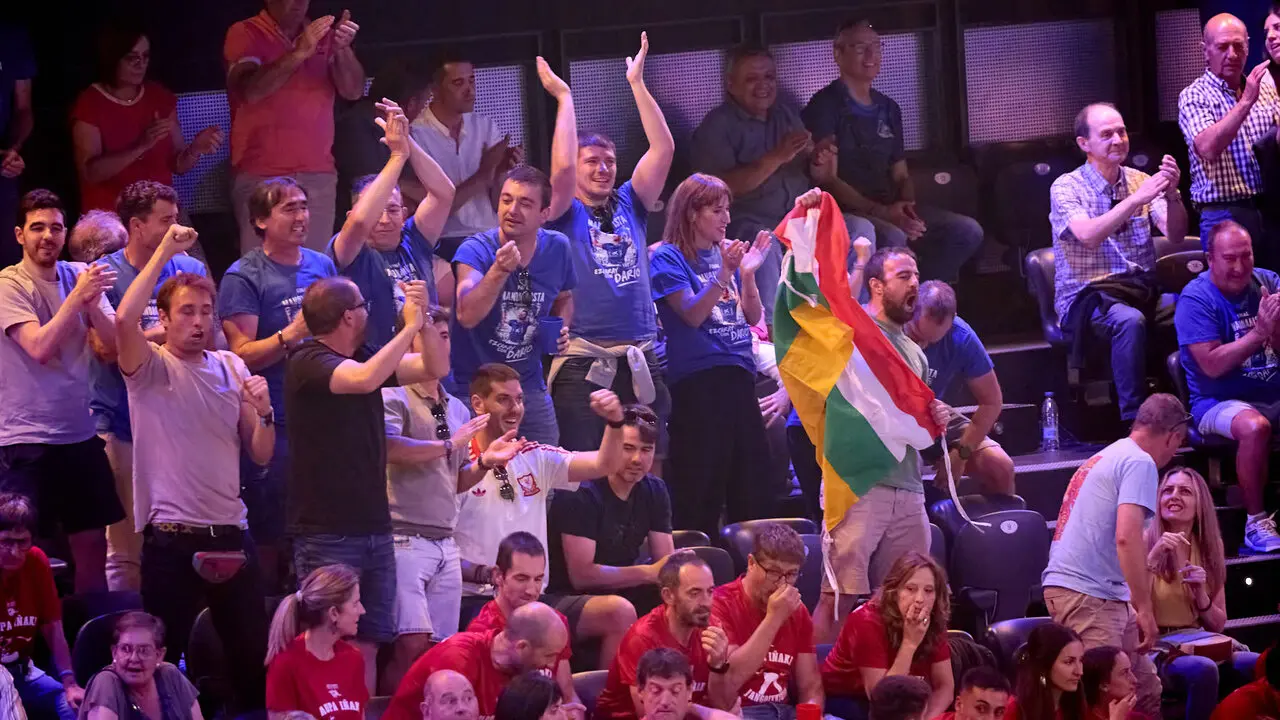 Las gradas del pabell&oacute;n Navarra Arena de Pamplona durante la Final del Campeonato Manomanista de pelota vasca entre I&ntilde;aki Artola y Dar&iacute;o G&oacute;mez. I&Ntilde;IGO ALZUGARAY