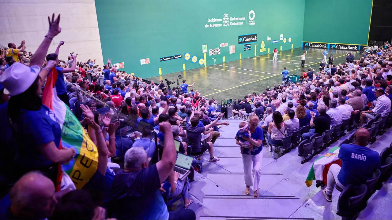 Las gradas del pabell&oacute;n Navarra Arena de Pamplona durante la Final del Campeonato Manomanista de pelota vasca entre I&ntilde;aki Artola y Dar&iacute;o G&oacute;mez. I&Ntilde;IGO ALZUGARAY
