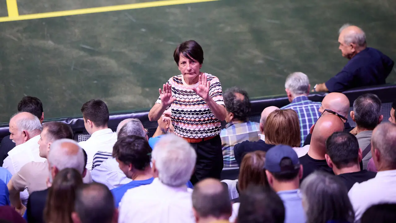 Las gradas del pabell&oacute;n Navarra Arena de Pamplona durante la Final del Campeonato Manomanista de pelota vasca entre I&ntilde;aki Artola y Dar&iacute;o G&oacute;mez. I&Ntilde;IGO ALZUGARAY