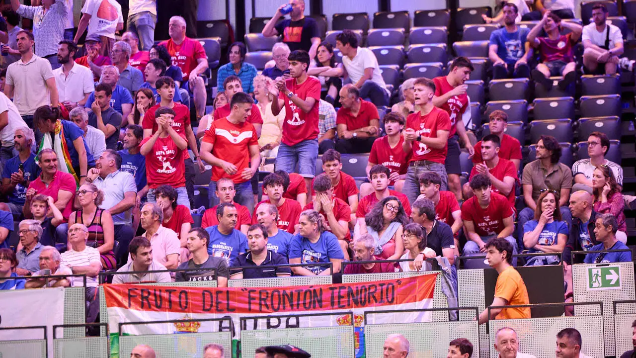 Las gradas del pabell&oacute;n Navarra Arena de Pamplona durante la Final del Campeonato Manomanista de pelota vasca entre I&ntilde;aki Artola y Dar&iacute;o G&oacute;mez. I&Ntilde;IGO ALZUGARAY