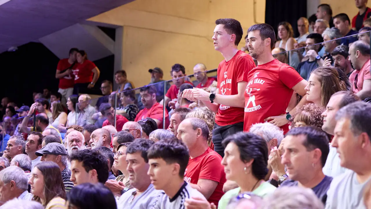 Las gradas del pabell&oacute;n Navarra Arena de Pamplona durante la Final del Campeonato Manomanista de pelota vasca entre I&ntilde;aki Artola y Dar&iacute;o G&oacute;mez. I&Ntilde;IGO ALZUGARAY
