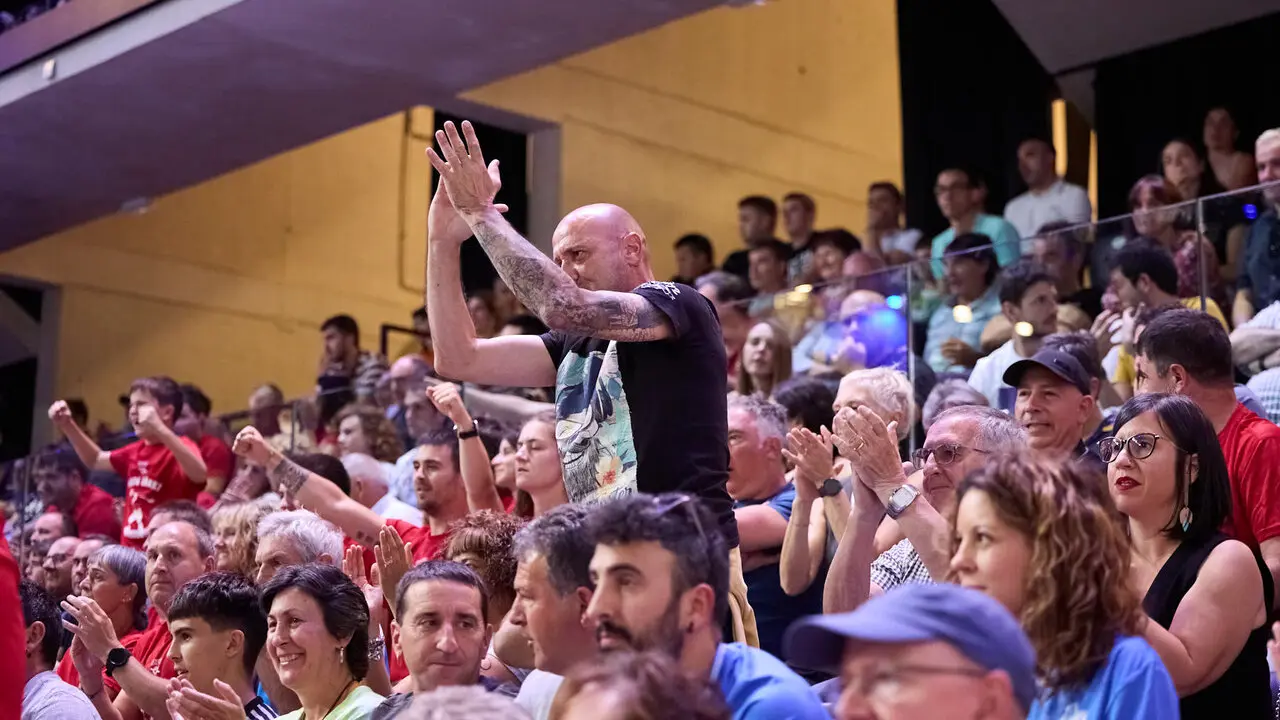 Las gradas del pabell&oacute;n Navarra Arena de Pamplona durante la Final del Campeonato Manomanista de pelota vasca entre I&ntilde;aki Artola y Dar&iacute;o G&oacute;mez. I&Ntilde;IGO ALZUGARAY
