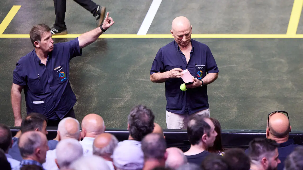 Las gradas del pabell&oacute;n Navarra Arena de Pamplona durante la Final del Campeonato Manomanista de pelota vasca entre I&ntilde;aki Artola y Dar&iacute;o G&oacute;mez. I&Ntilde;IGO ALZUGARAY