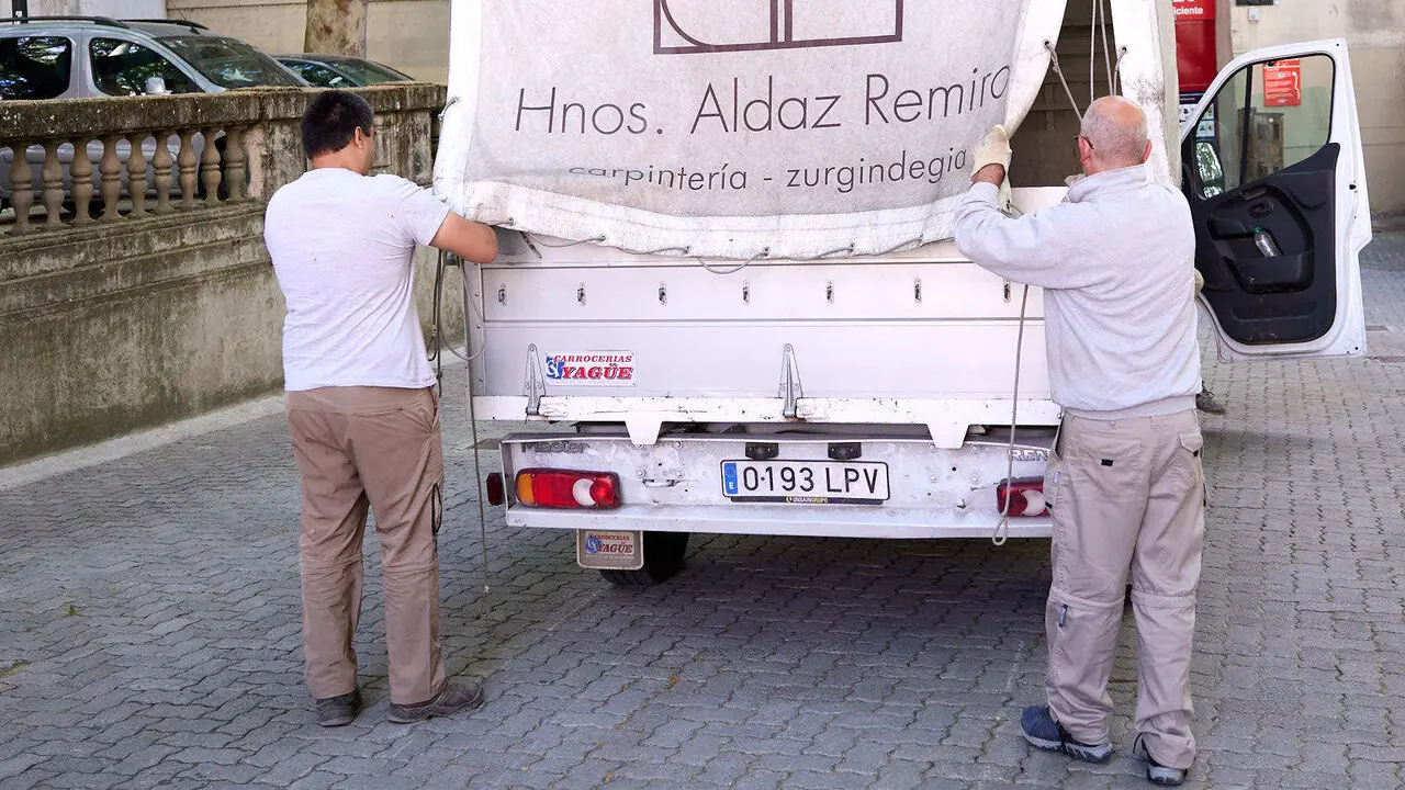 Operarios de la carpinter&iacute;a Hermanos Aldaz Remiro comienzan a instalar el vallado del encierro para los Sanfermines de 2026. I&Ntilde;IGO ALZUGARAY