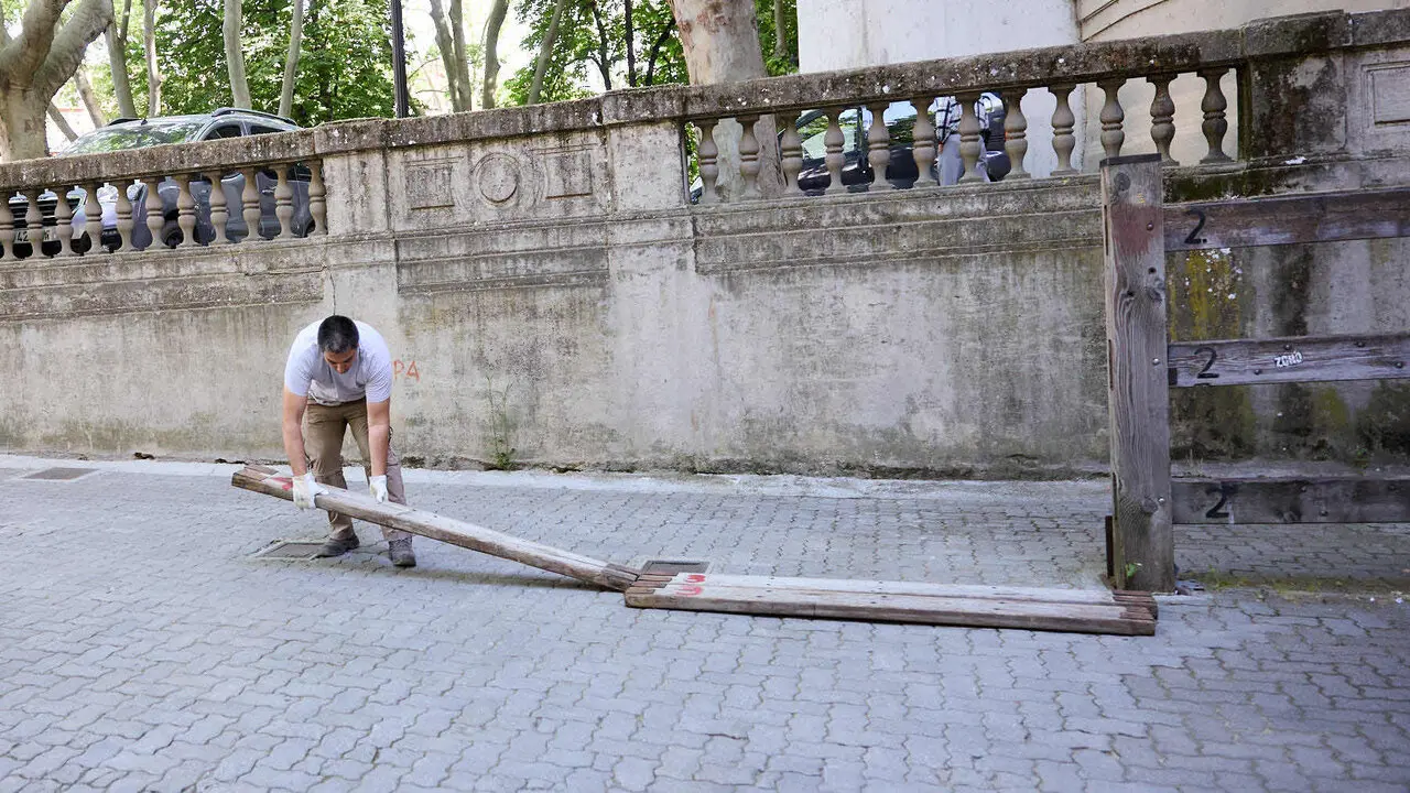 Operarios de la carpinter&iacute;a Hermanos Aldaz Remiro comienzan a instalar el vallado del encierro para los Sanfermines de 2026. I&Ntilde;IGO ALZUGARAY