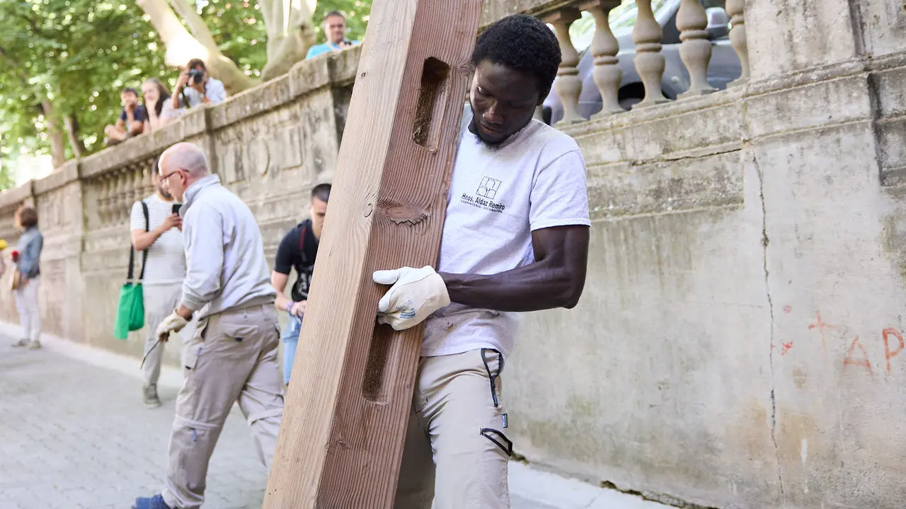 Operarios de la carpinter&iacute;a Hermanos Aldaz Remiro comienzan a instalar el vallado del encierro para los Sanfermines de 2026. I&Ntilde;IGO ALZUGARAY