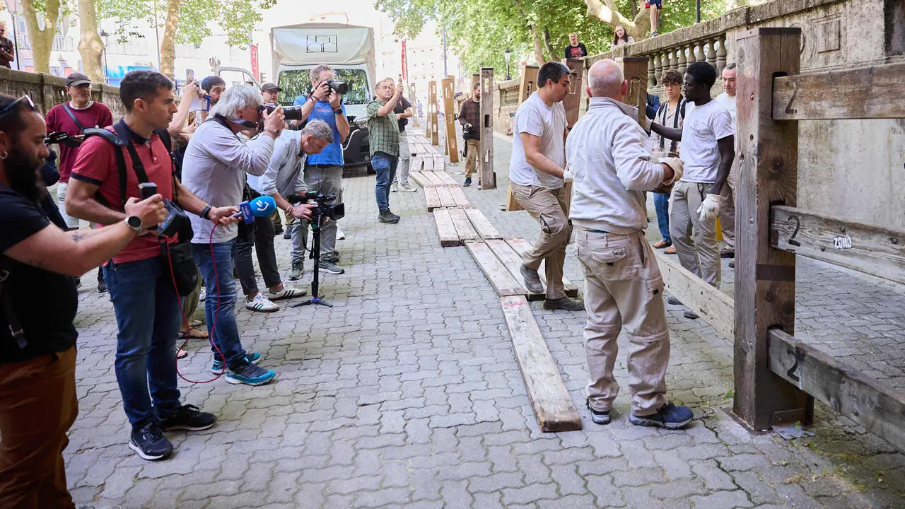 Operarios de la carpinter&iacute;a Hermanos Aldaz Remiro comienzan a instalar el vallado del encierro para los Sanfermines de 2026. I&Ntilde;IGO ALZUGARAY